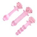 Różowe szklane dildo z różą — widok dwóch produktów po skosie