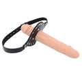 Dildo gag dwustronny z uprzężą — widok ukośny z jasną wkładką