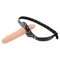 Dildo gag dwustronny z uprzężą — uprząż z jasną wkładką w innym ujęciu