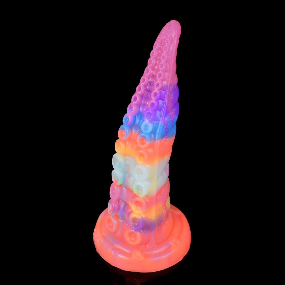 Szeroka podstawa fantazyjnego dildo