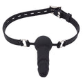 Czarny dildo gag z regulowanym paskiem — produkt w uprzęży na białym tle