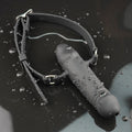 Czarny dildo gag dwustronny z uprzężą — zbliżenie krótkiej wkładki