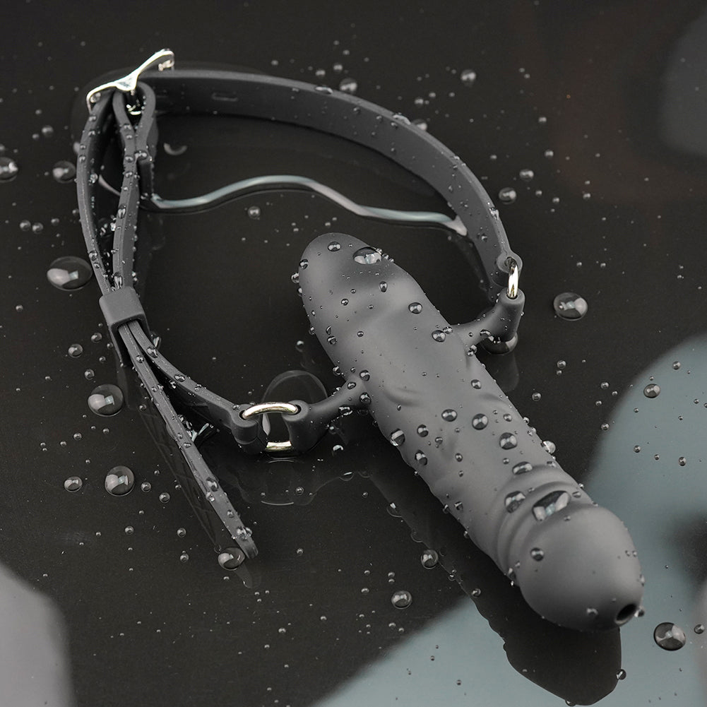 Czarny dildo gag dwustronny z uprzężą — zbliżenie krótkiej wkładki