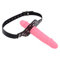 Różowy dildo mouth gag z regulowanym paskiem — widok z przodu uprzęży