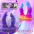 Kolorowe monster dildo dwustronne — produkt pod strumieniem wody