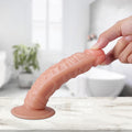 Elastyczny trzon małego dildo z przyssawką na gładkiej powierzchni