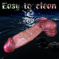 Brązowe silikonowe dildo podczas mycia wodą