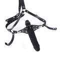 Czarny dildo mouth gag z maską — produkt z kroplami wody