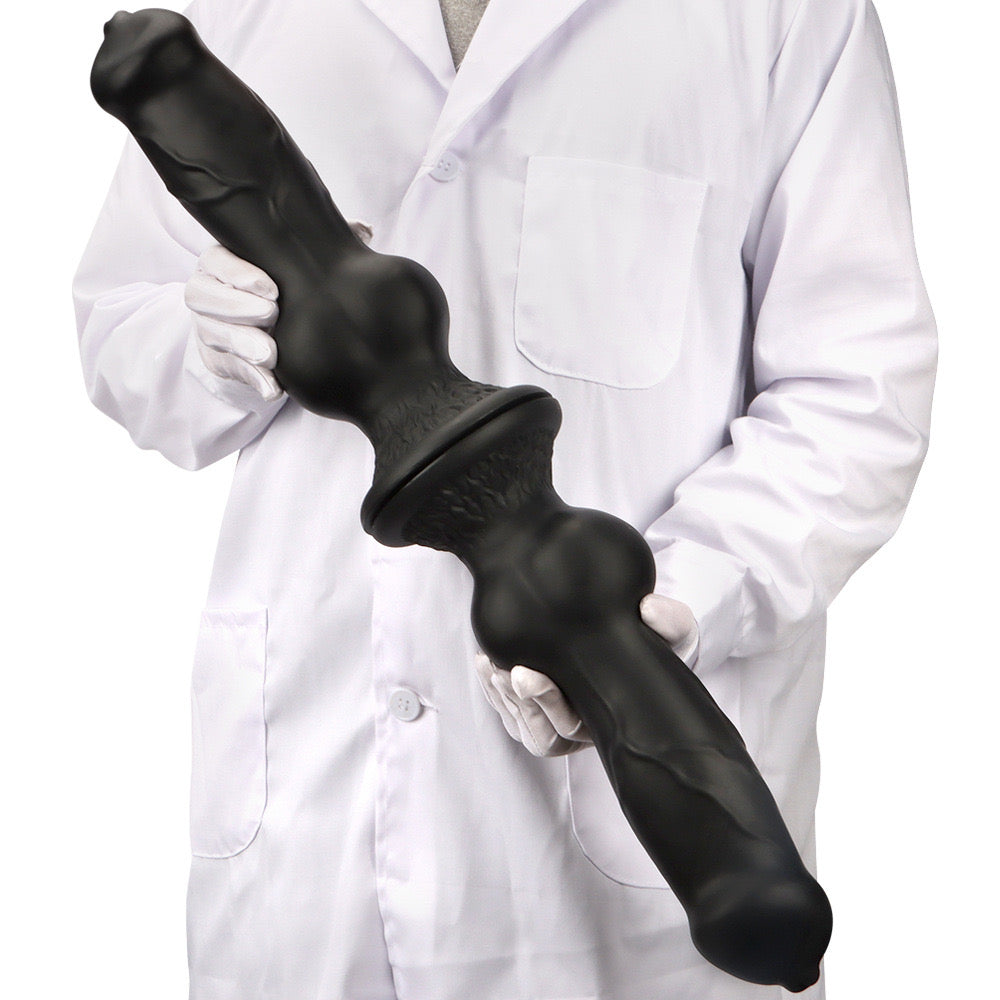 Czarne dog dildo z przyssawką — widok produktu w dłoniach