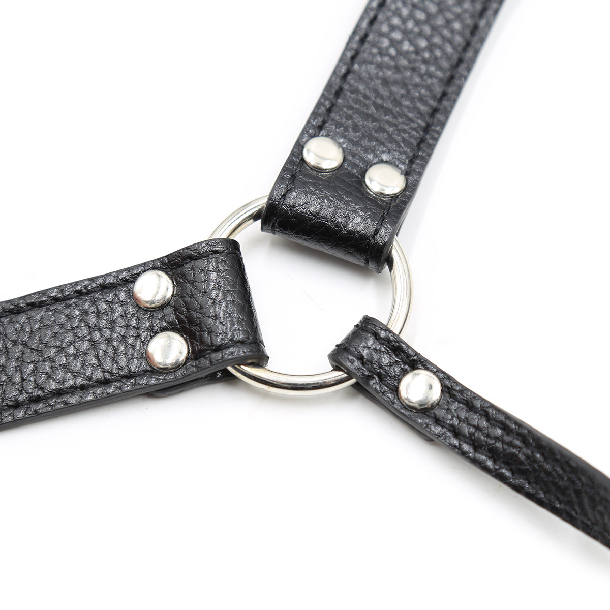 Czarna uprząż strap-on z wymienną końcówką — uprząż z końcówką w widoku ukośnym