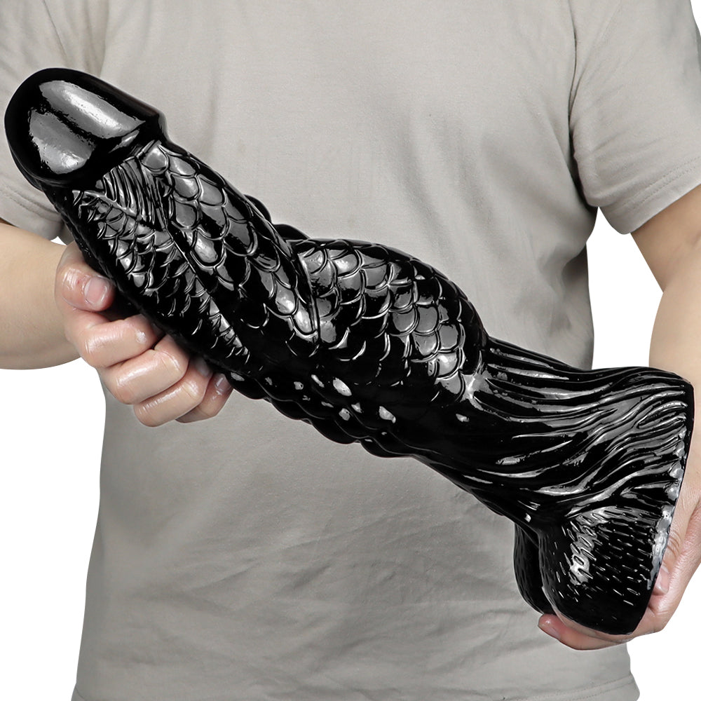 Czarne monster dildo z łuskową fakturą — wariant jasny w dłoniach
