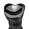 Czarne monster dildo z łuskową fakturą — zbliżenie podstawy