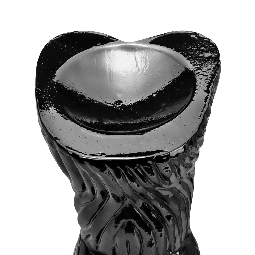 Czarne monster dildo z łuskową fakturą — zbliżenie podstawy