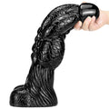 Czarne monster dildo z łuskową fakturą — ugięty trzon w dłoniach
