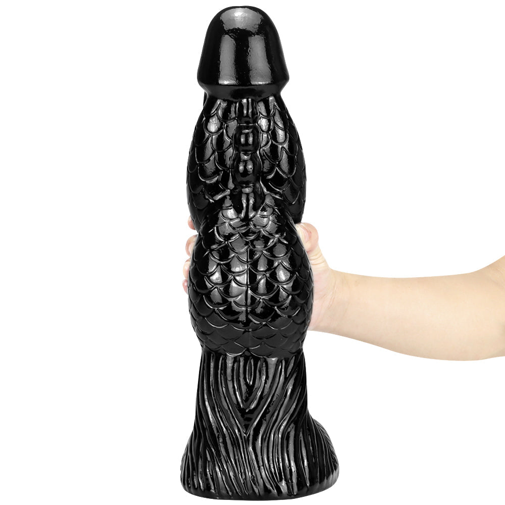 Czarne monster dildo z łuskową fakturą — porównanie rozmiaru w dłoni