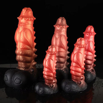 Trzy rozmiary pomarańczowo-czarnego dragon dildo