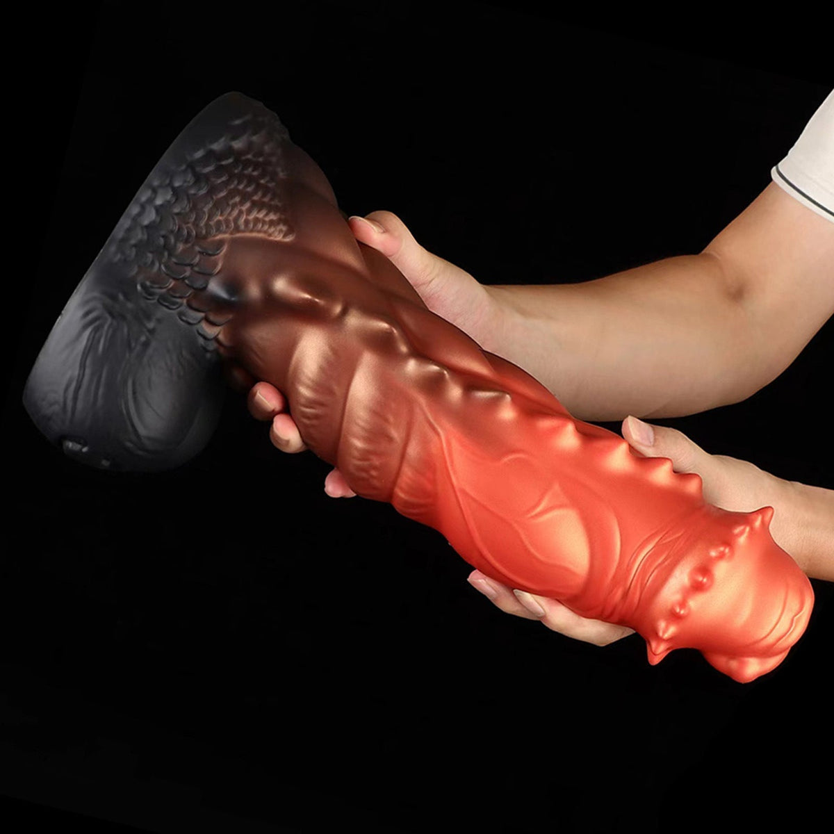 Elastyczny trzon dragon dildo trzymany w dłoniach