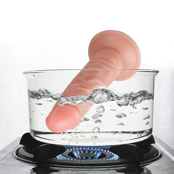 Małe silikonowe dildo podczas czyszczenia powierzchni