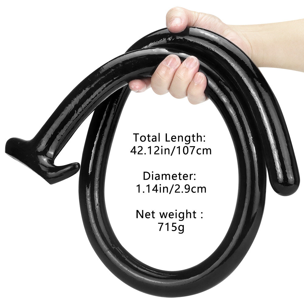Wymiary czarnego dildo analnego: 107 cm długości i 2,9 cm średnicy