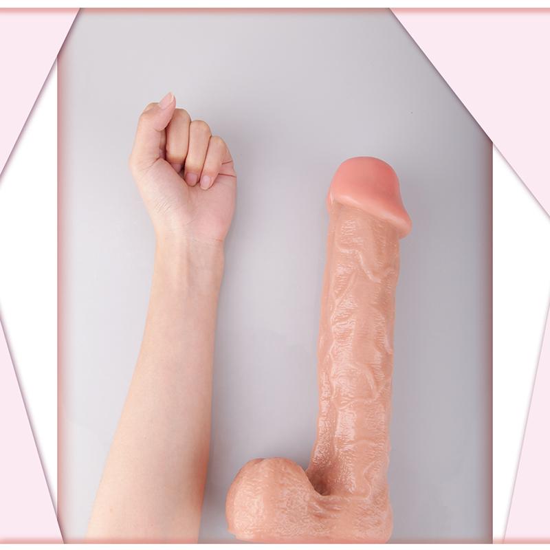 Porównanie długości dużego dildo z przedramieniem