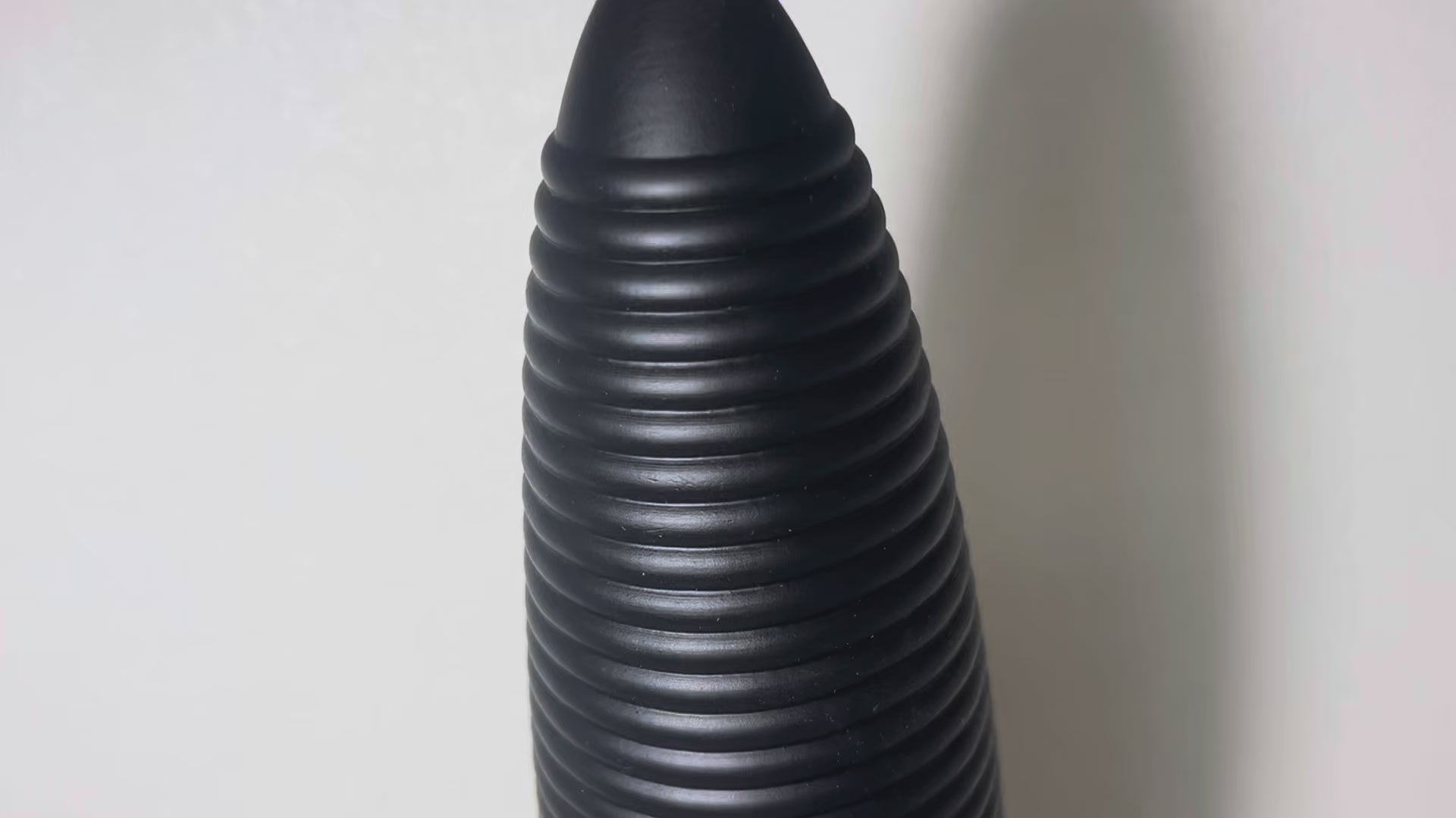 Film przedstawiający elastyczność prążkowanego dildo