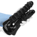 Czarne dildo do podwójnej penetracji trzymane w dłoniach