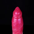Otwór kanału do płynu na końcówce dildo
