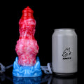 Pompowane dildo fantasy obok puszki dla porównania skali