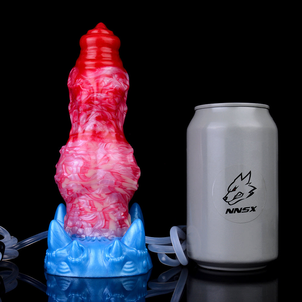 Pompowane dildo fantasy obok puszki dla porównania skali
