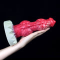Duże dildo fantasy o długości 23 cm trzymane w dłoniach