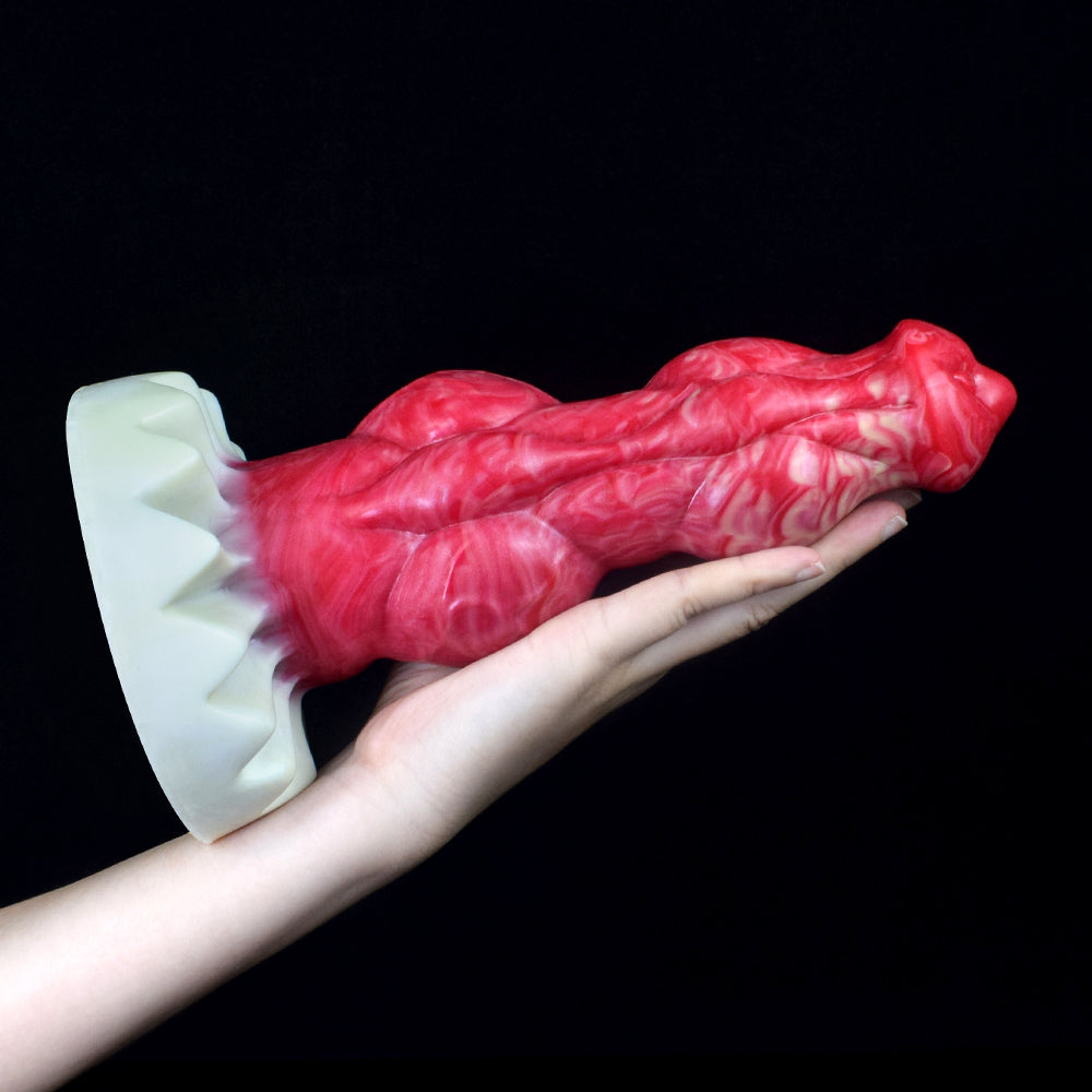 Duże dildo fantasy o długości 23 cm trzymane w dłoniach