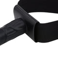 Mocowanie czarnego dildo do panelu uprzęży