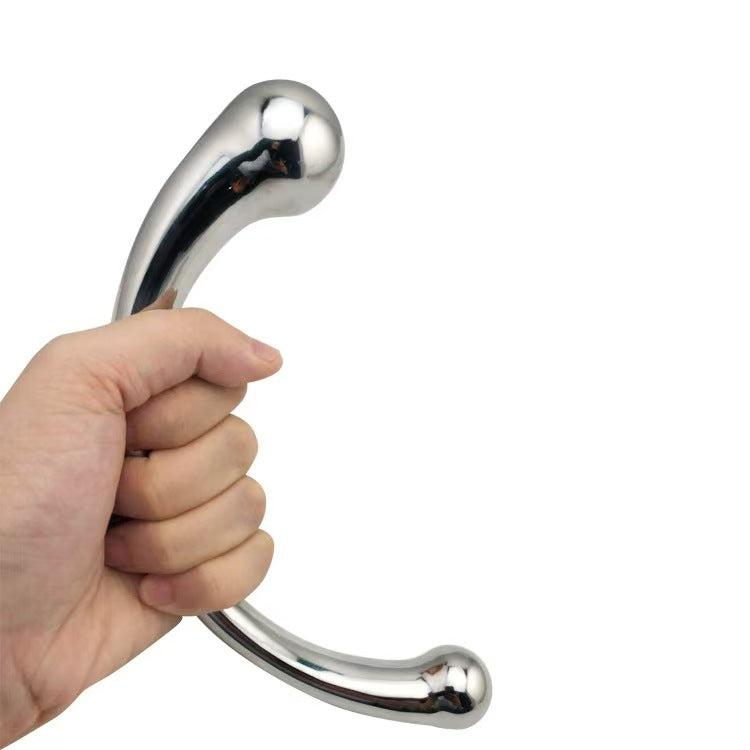 Metalowe dildo trzymane w dłoni