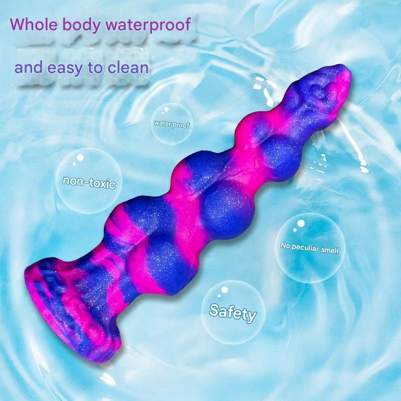 Kolorowe dildo fantasy z węzłami przedstawione na tle wody