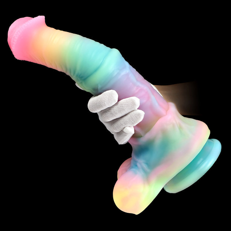 Tęczowe dildo fantasy trzymane w dłoni