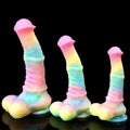 Porównanie trzech rozmiarów tęczowego dildo