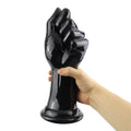 Duże czarne dildo do fistingu – widok w dłoni
