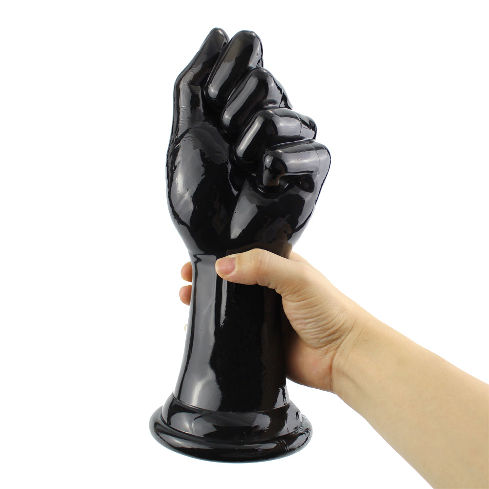 Duże czarne dildo do fistingu – widok w dłoni