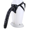 Dildo XXL z błyszczącą uprzężą
