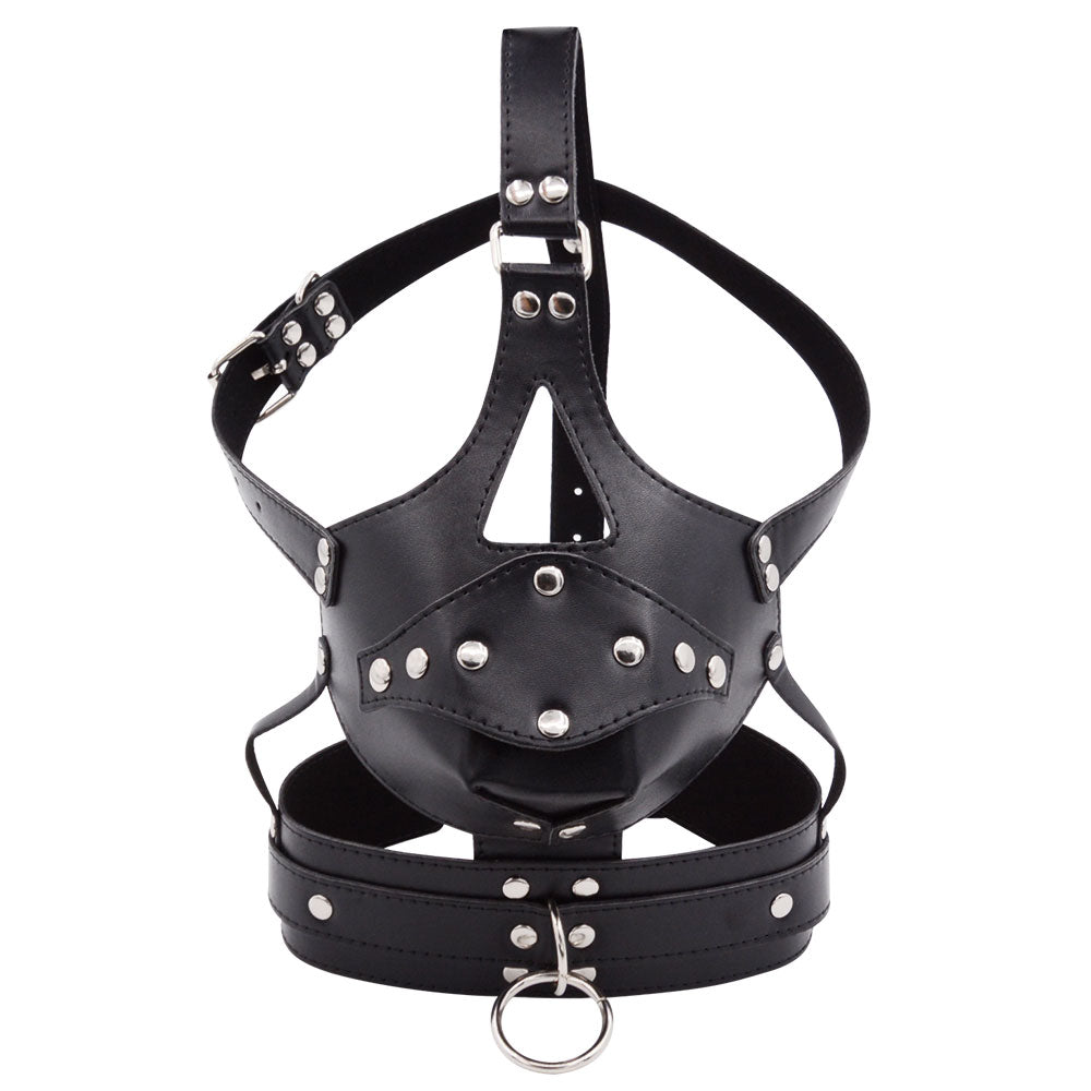 Czarna maska BDSM z kneblem widziana z przodu