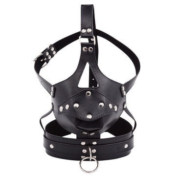 Czarna maska BDSM z kneblem widziana z przodu
