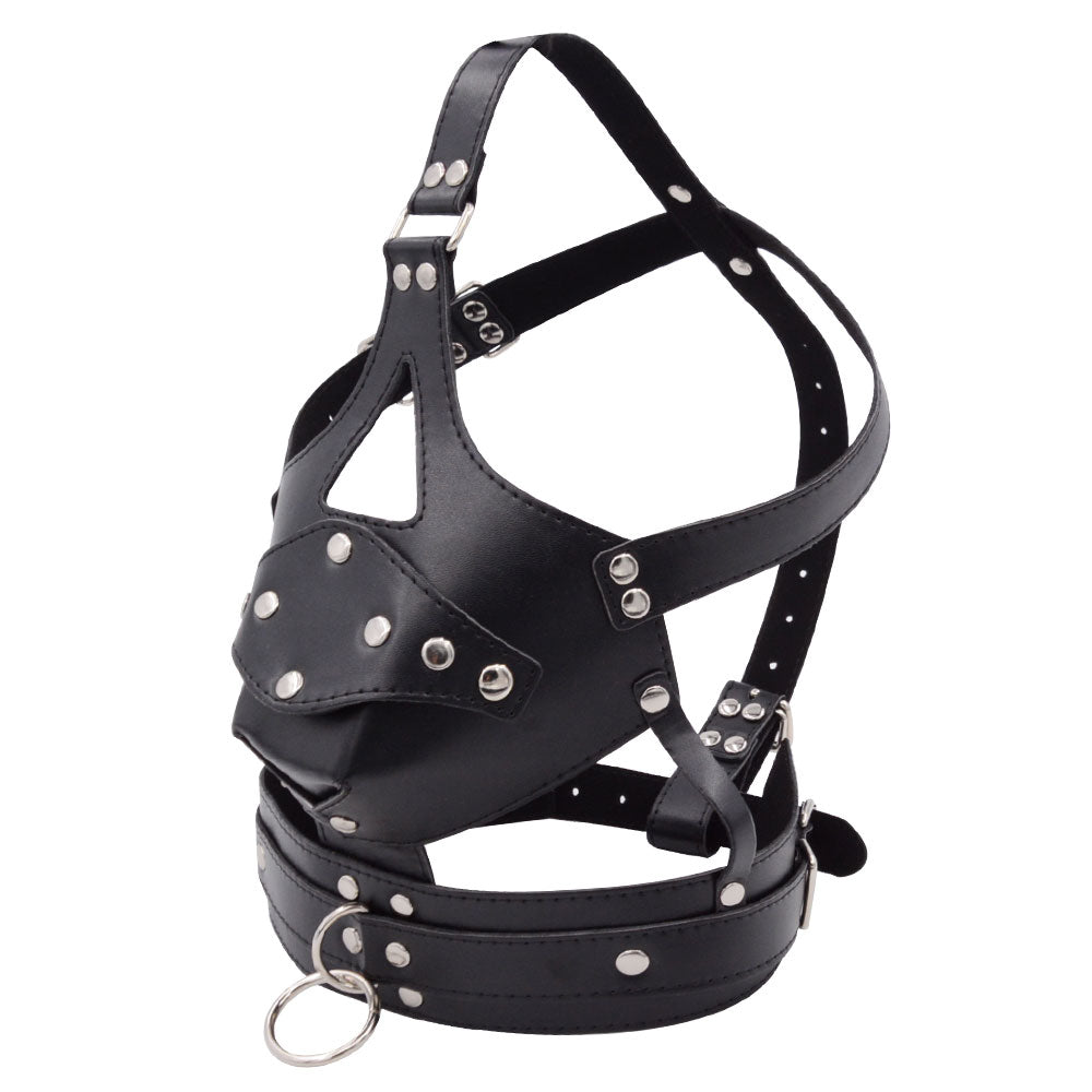 Czarna maska BDSM z kneblem widziana z przodu
