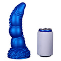 Zakrzywione niebieskie dildo fantasy obok puszki