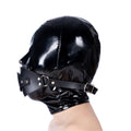 Dildo gag zamontowany w czarnym kapturze demonstracyjnym – widok z boku