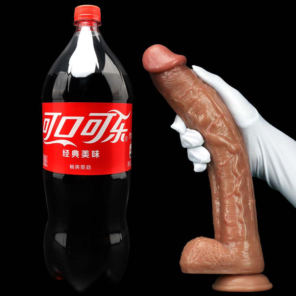 Porównanie wielkości dużego dildo z butelką