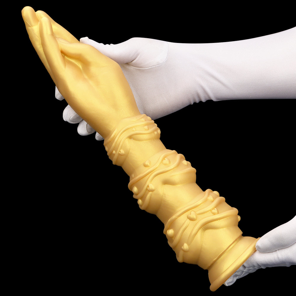 Skala złotego dildo w dłoniach