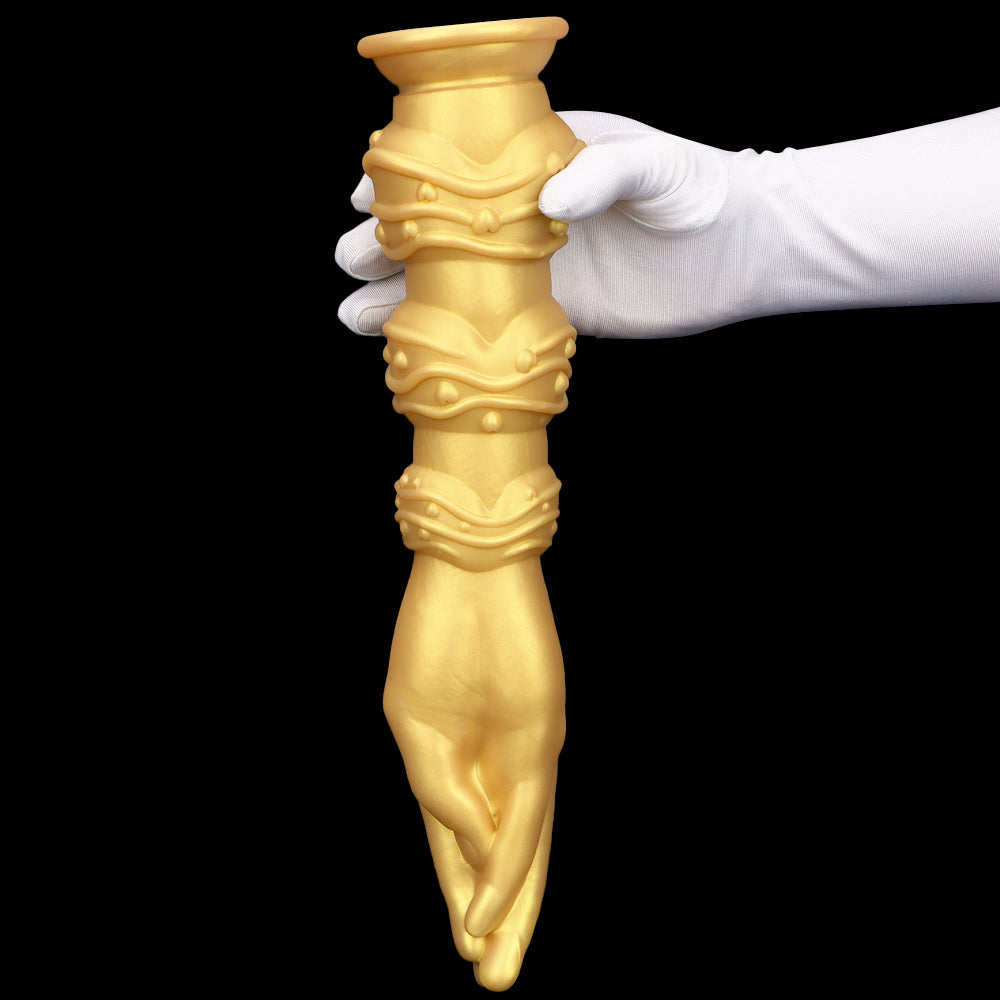 Złote dildo w kształcie dłoni z widoczną przyssawką