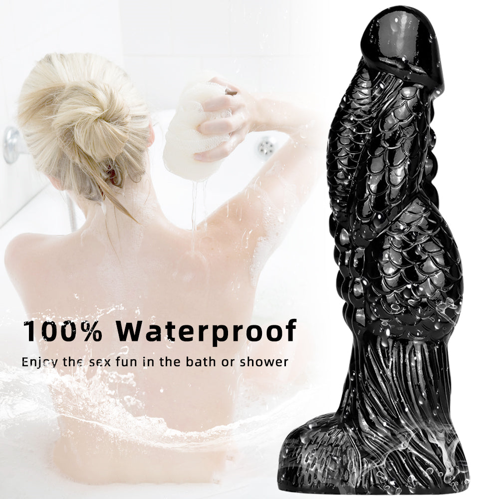 Czarne monster dildo ustawione obok wanny